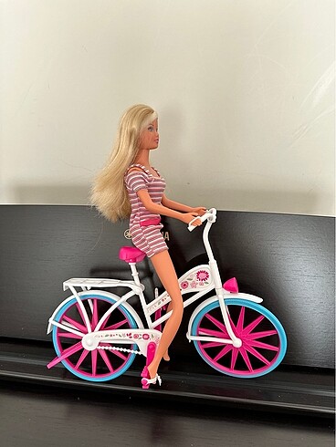 Barbie Bisikletli Barbie