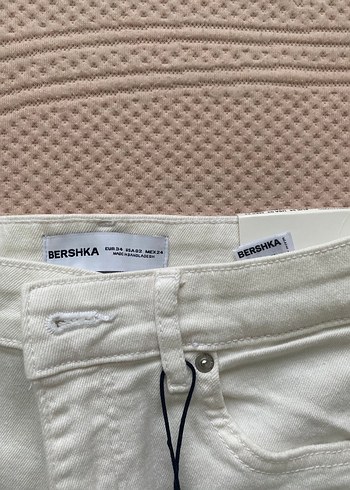 Bershka Beyaz Mini Denim Şort - Görsel 2