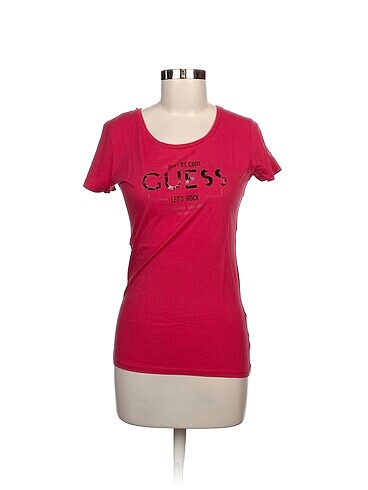 Guess T-shirt %70 İndirimli.