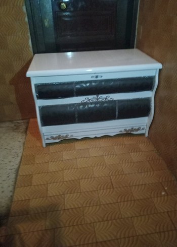 Beyaz ve koyu renkli büyük boy sandık
