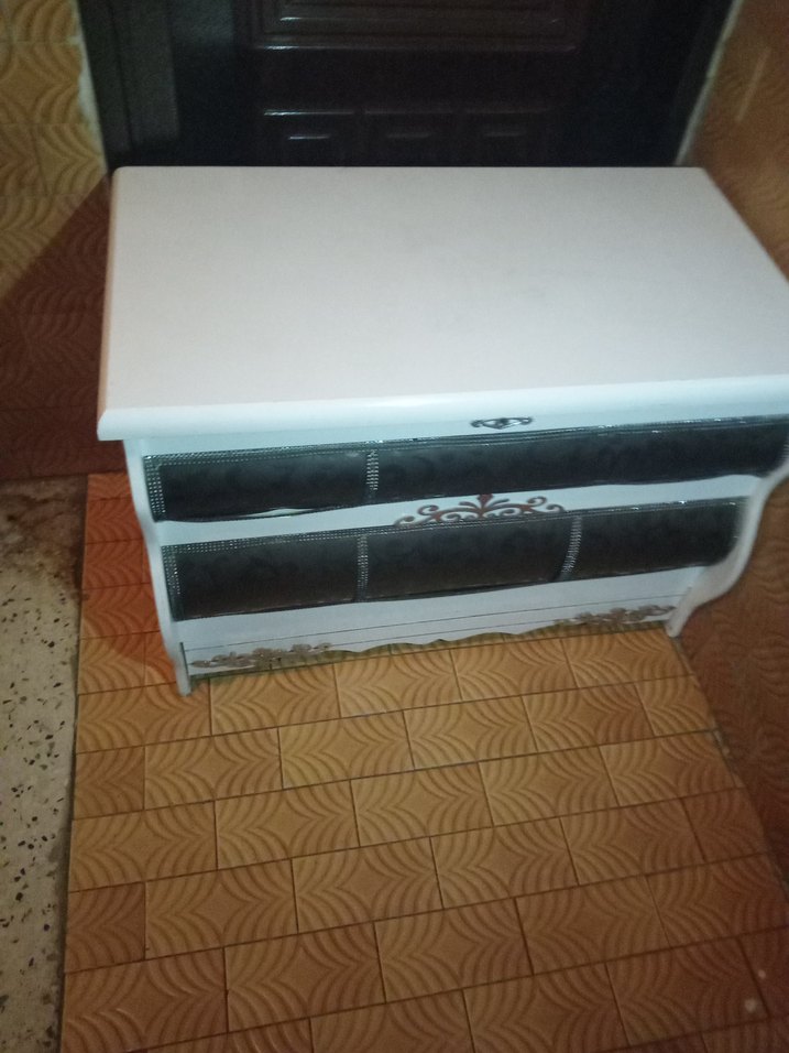 Beyaz ve koyu renkli büyük boy sandık - Görsel 3