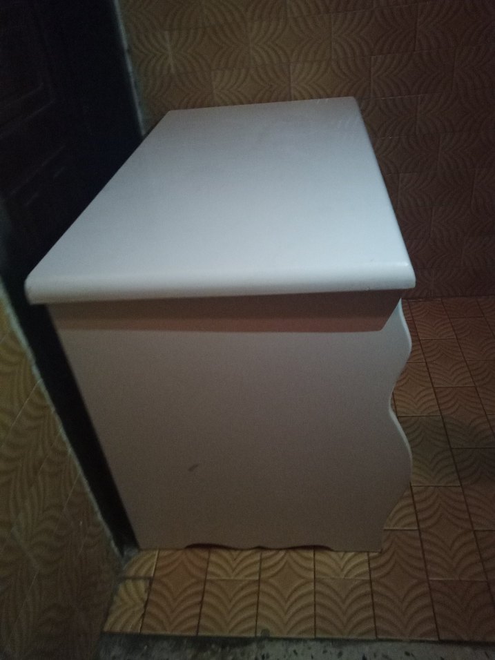 Beyaz ve koyu renkli büyük boy sandık - Görsel 4