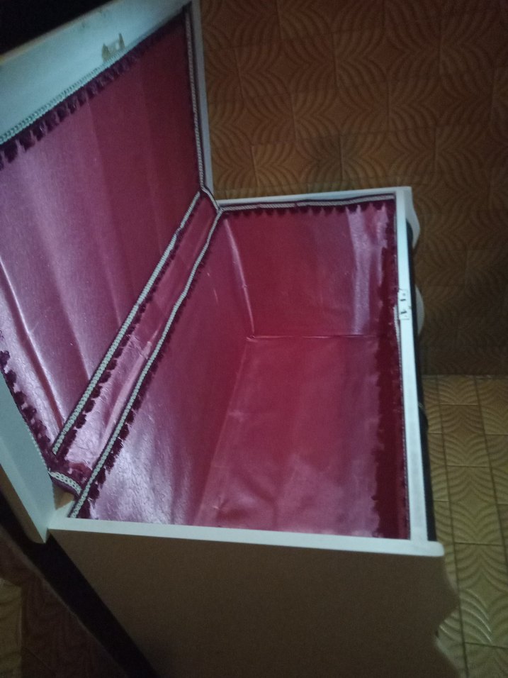 Beyaz ve koyu renkli büyük boy sandık - Görsel 5