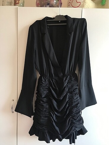 Siyah kollu abiye elbise