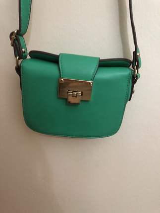 Accessorize Profilimdeki renkli kırmızılı etekle kombinle!