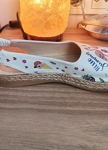 35 Beden beyaz Renk Hiç Giyilmedi.. Deri.. Kaliteli Sandalet