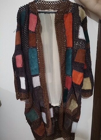El emeği, süet deri kumaştan tığ işi kaftan, hırka 