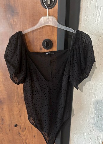 Siyah Puantiyeli Kısa Kollu V Yaka Bluz zara - Görsel 3