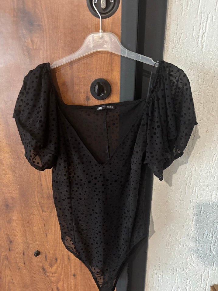 Siyah Puantiyeli Kısa Kollu V Yaka Bluz zara - Görsel 3