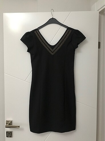 Siyah önü işlemeli elbise
