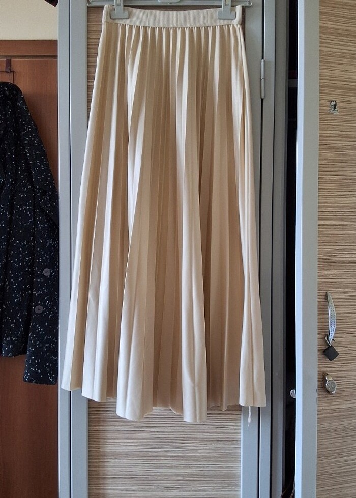 Bej renk pileli  etek - Görsel 2