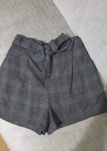 Gri Kemerli Mini Şort
