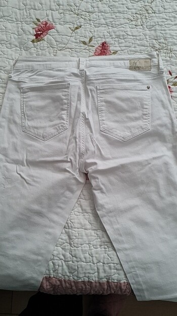 l Beden beyaz Renk Paçası nakışlı denim pantolon