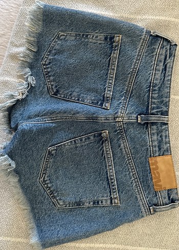 Mavi Düğmeli Yırtık Mini Denim Şort