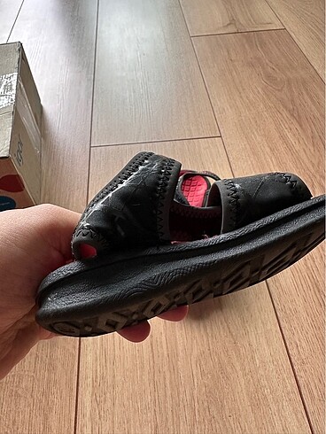 23 Beden siyah Renk New Balance sandalet 23.5 numara