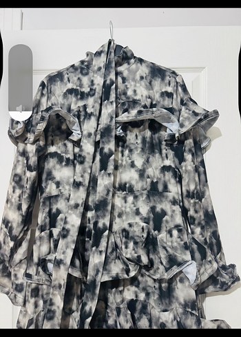 Gri Uzun Kollu Fırfırlı Bağlama Desenli Elbise - Görsel 2