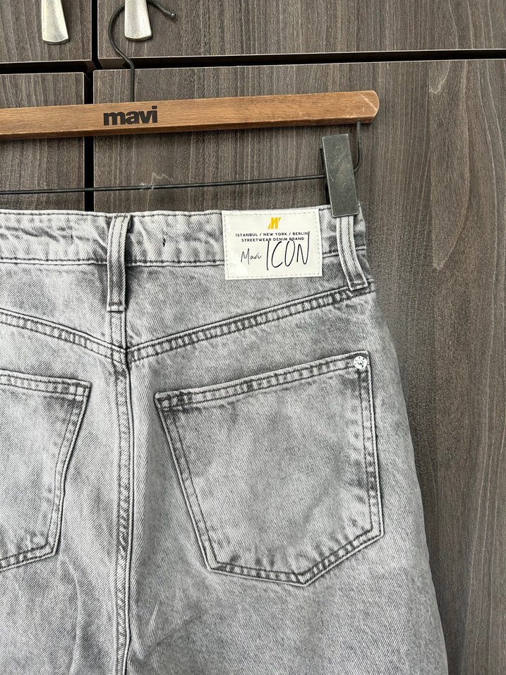 Yıkamalı Açık Gri Rahat Kesim Jean  25/27 — görsel 3/7