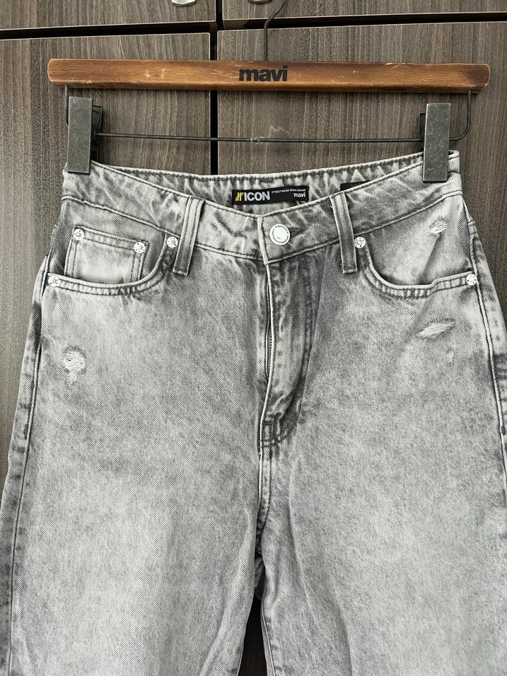 Yıkamalı Açık Gri Rahat Kesim Jean  25/27 — görsel 2/7