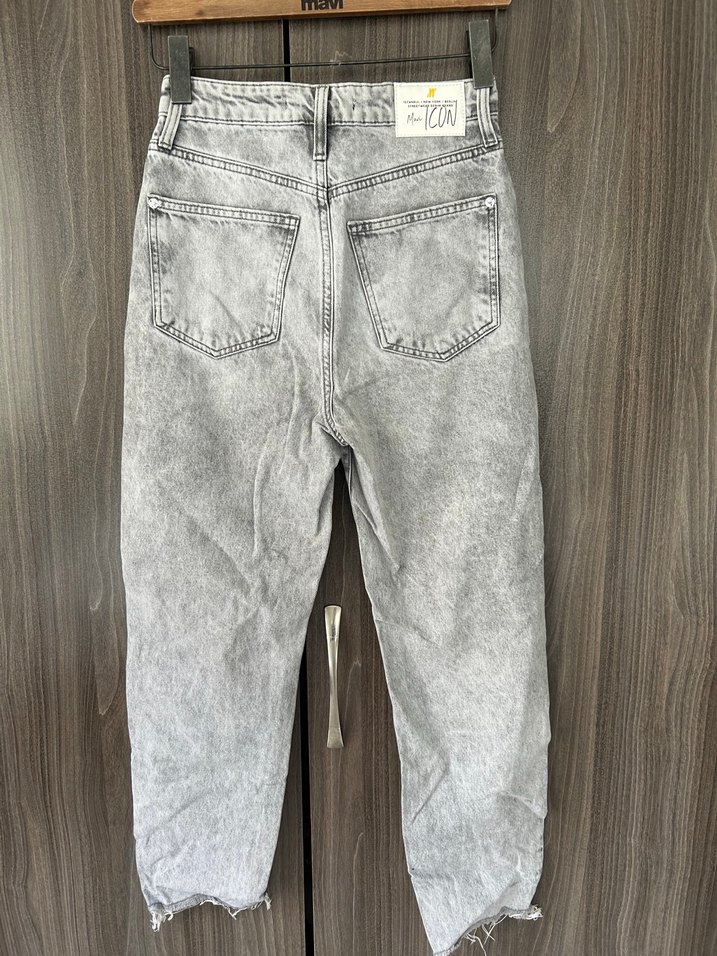 Yıkamalı Açık Gri Rahat Kesim Jean  25/27 — görsel 5/7
