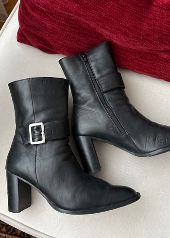 Siyah Deri Tokalı Yüksek Topuklu Kadın Botu - Görsel 4