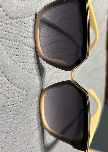 Şeffaf Detaylı Parlak Bej Kadın Güneş Gözlüğü - Görsel 3