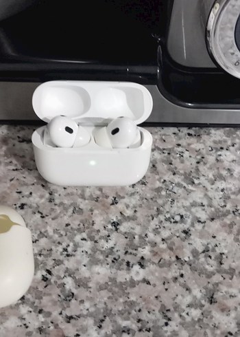 Beyaz Kablosuz Kulaklık ve Şarj Kutusu - Görsel 4