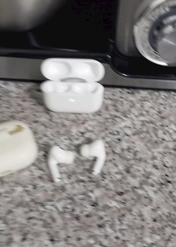 Beyaz Kablosuz Kulaklık ve Şarj Kutusu - Görsel 3