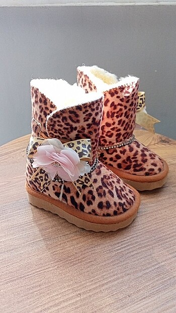 UGG bebek botu