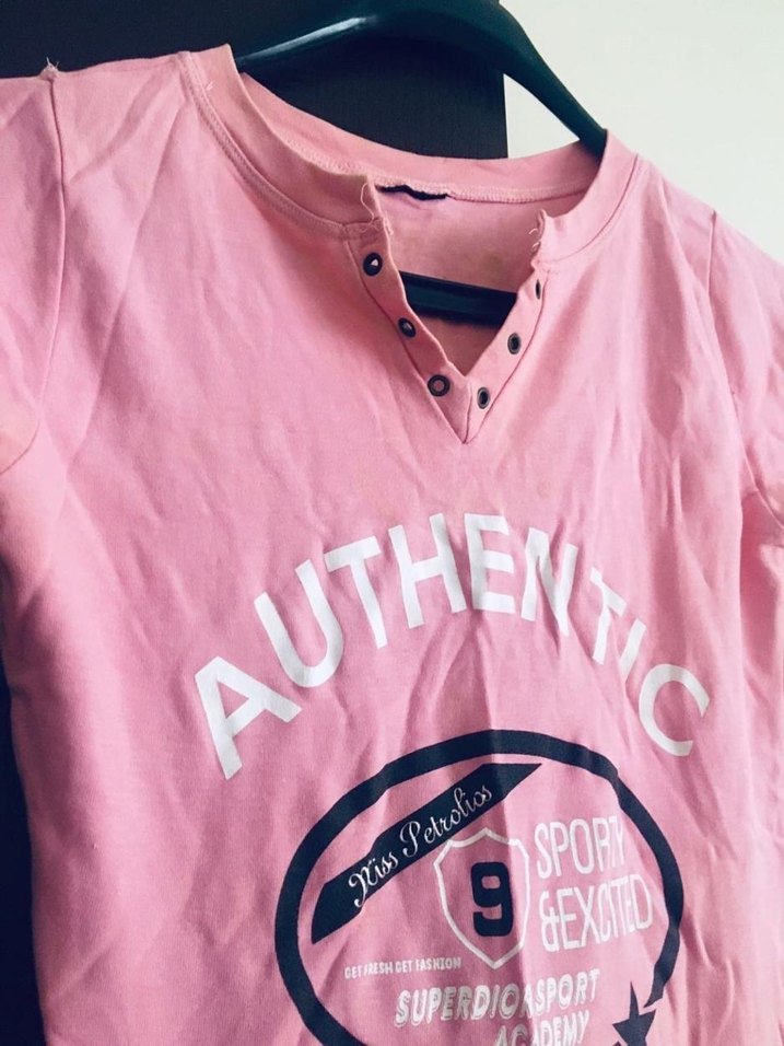 Kızlar için düğmeli pembe V yakalı tişört - Görsel 4