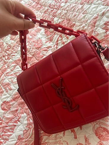 Beden kırmızı Renk Yves saint laurent