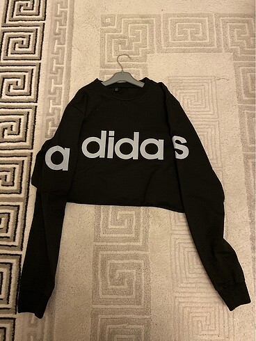 Adidas detaylı üst