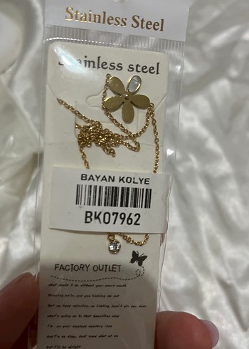 Altın Renk Zincir Detaylı Kadın Kolye