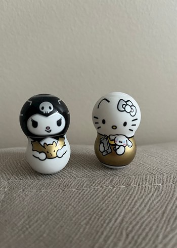 Beyaz ve Siyah Hello Kitty Figürleri