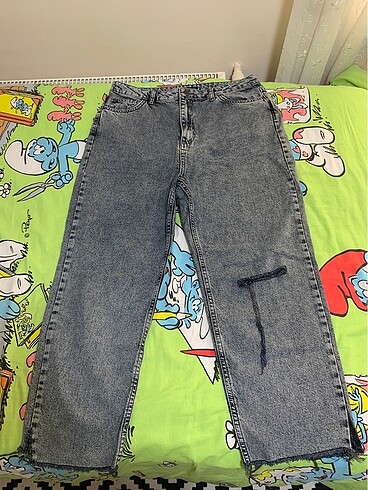 Yırtık kot pantolon