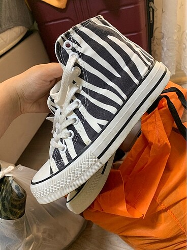 Benetton zebra desenli boğazlı ayakkabı
