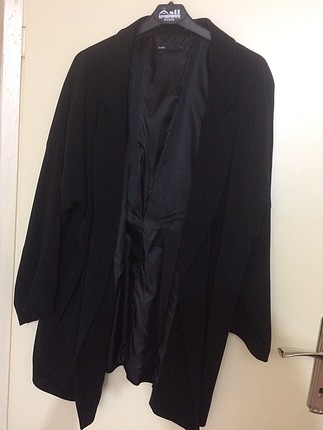Batik uzun, kuşaklı siyah ceket