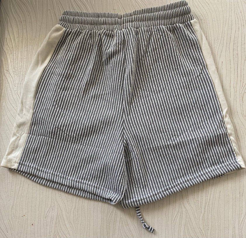 Gri Beyaz Çizgili Salaş Şort - Görsel 2