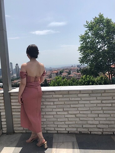 m Beden Omzu açık saten elbise