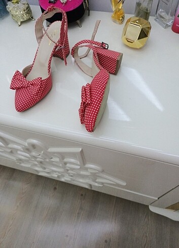 40 Beden Puantiyeli kırmızı yazlık ayakkabı 
