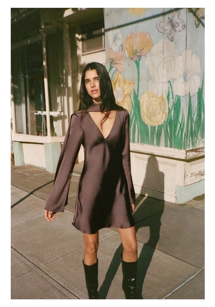 V Yaka Kahverengi Saten Mini Elbise - Görsel 4