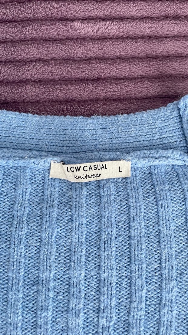 Düğmeli Mavi V Yaka Kadın Hırka - Görsel 3