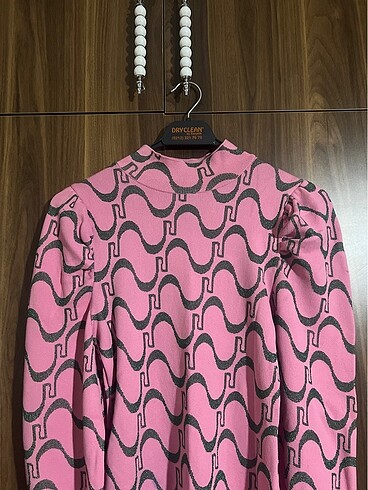 River Island Pembe gri simli desenli elbise