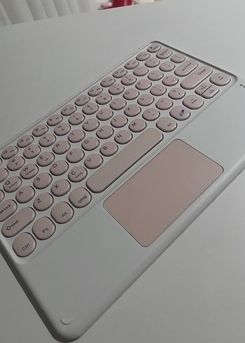 Beyaz ve Pembe Taşınabilir Klavye - Görsel 2