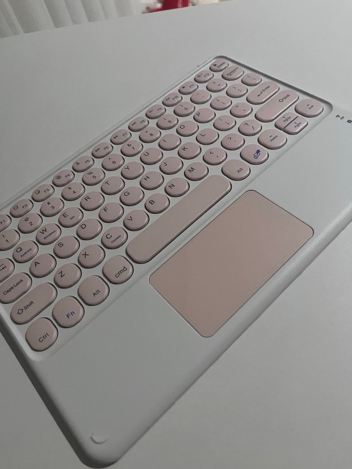 Beyaz ve Pembe Taşınabilir Klavye - Görsel 2