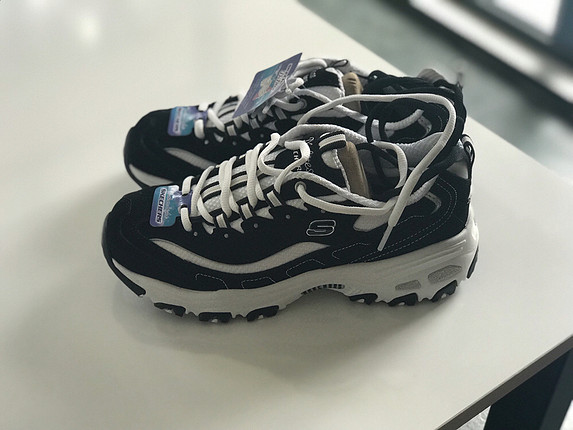 37 Beden Skechers d-lites 37. Tabanı memory foam değildir. Ona göre alım 