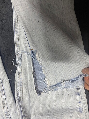 Trendyol & Milla Paçaları yırtmaç detaylı jeans