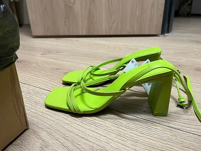 40 Beden BERSHKA TOPUKLU SANDALET