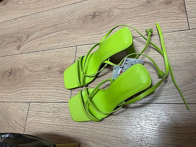 Bershka BERSHKA TOPUKLU SANDALET