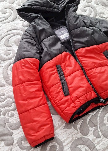 Erkek Çocuk Kırmızı Siyah Kapüşonlu Mont - Görsel 2