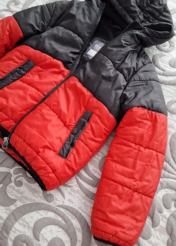 Erkek Çocuk Kırmızı Siyah Kapüşonlu Mont - Görsel 3